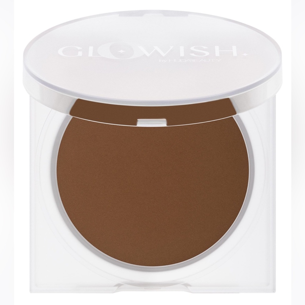 HUDA BEAUTY
GloWish Lightweight Blurring Pressed Powder